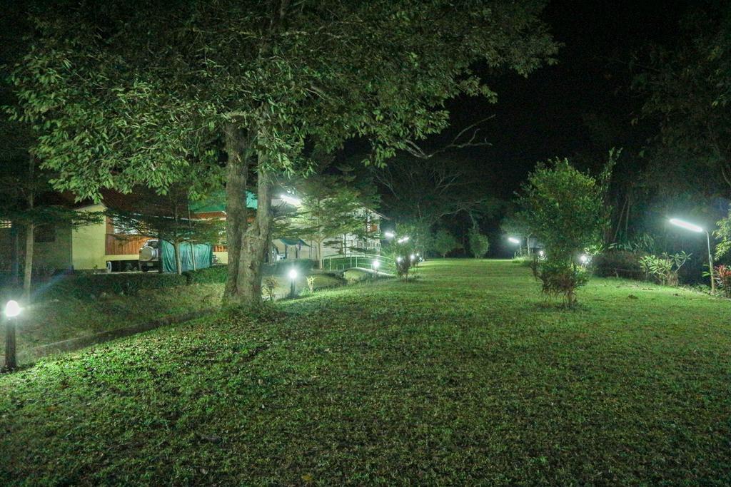 Baan Khue Wieng Resort Mae Sariang Bagian luar foto
