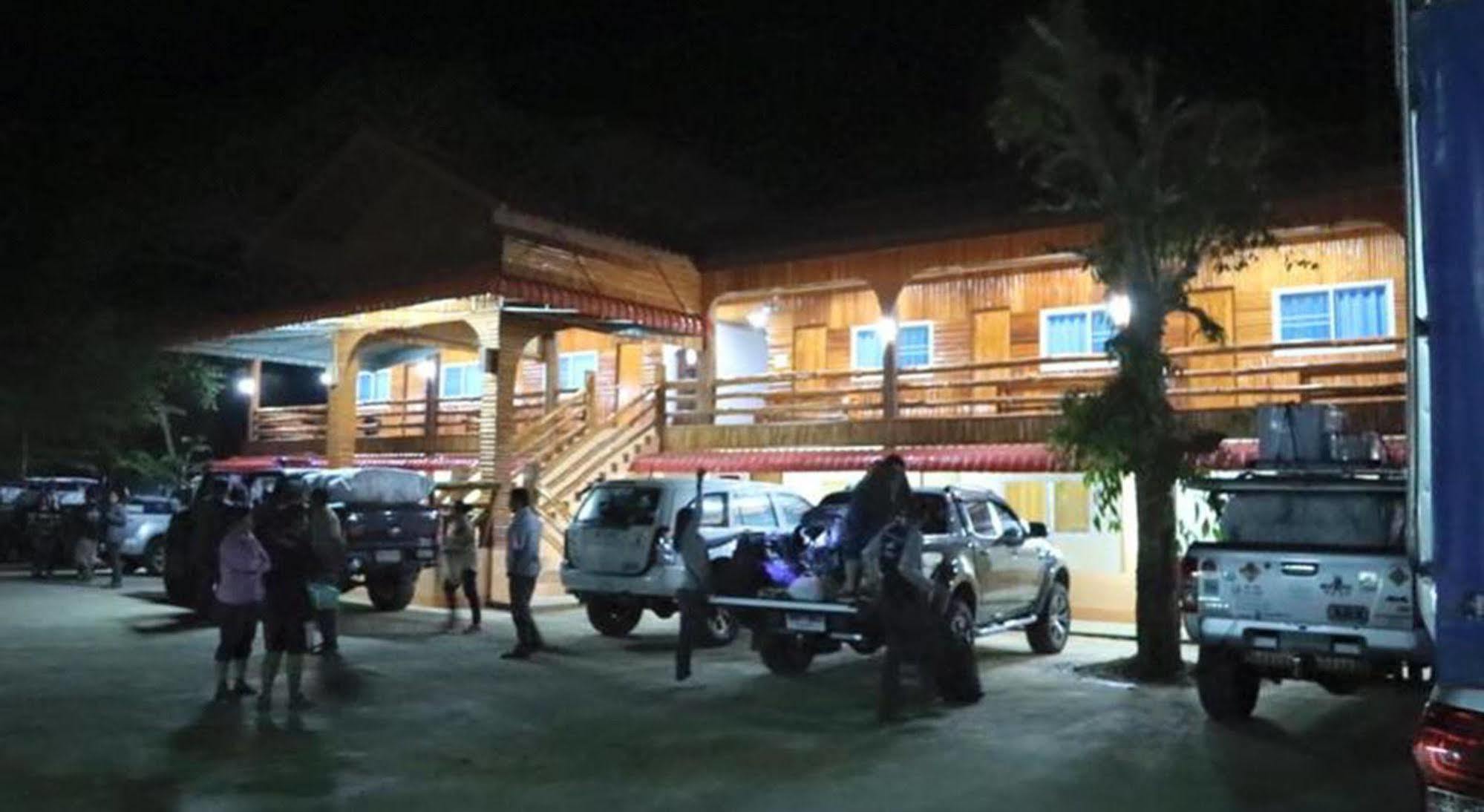Baan Khue Wieng Resort Mae Sariang Bagian luar foto